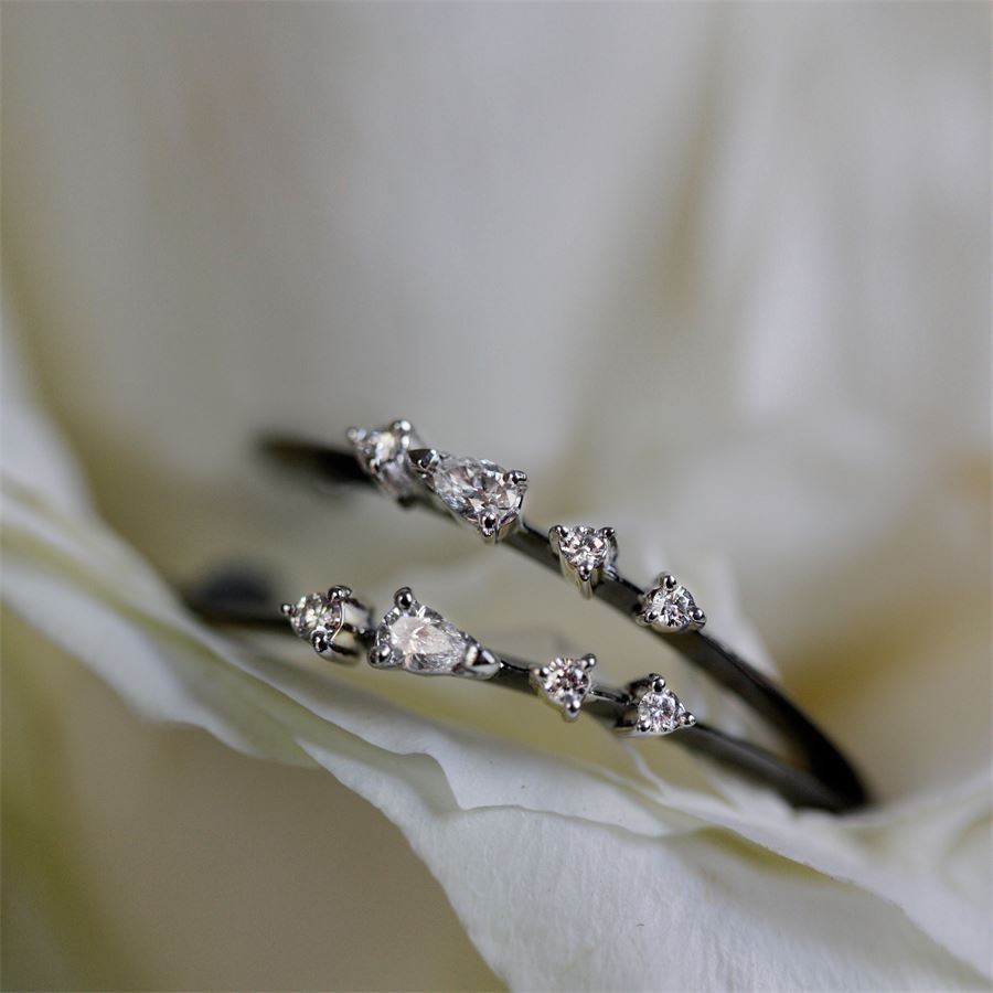 Big size 'Balance' hoop earrings in black gold BALANCE | OR CERCHIO BIGAU9N CT 0,32